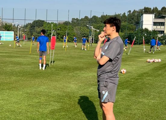 客厅挺进美艳老师后臀护士