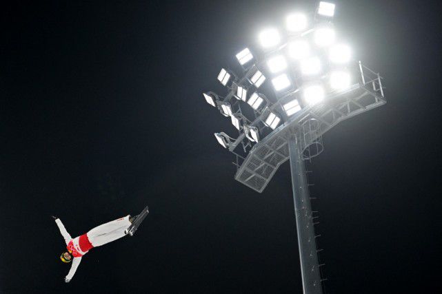 女人在床被男人狂躁视频